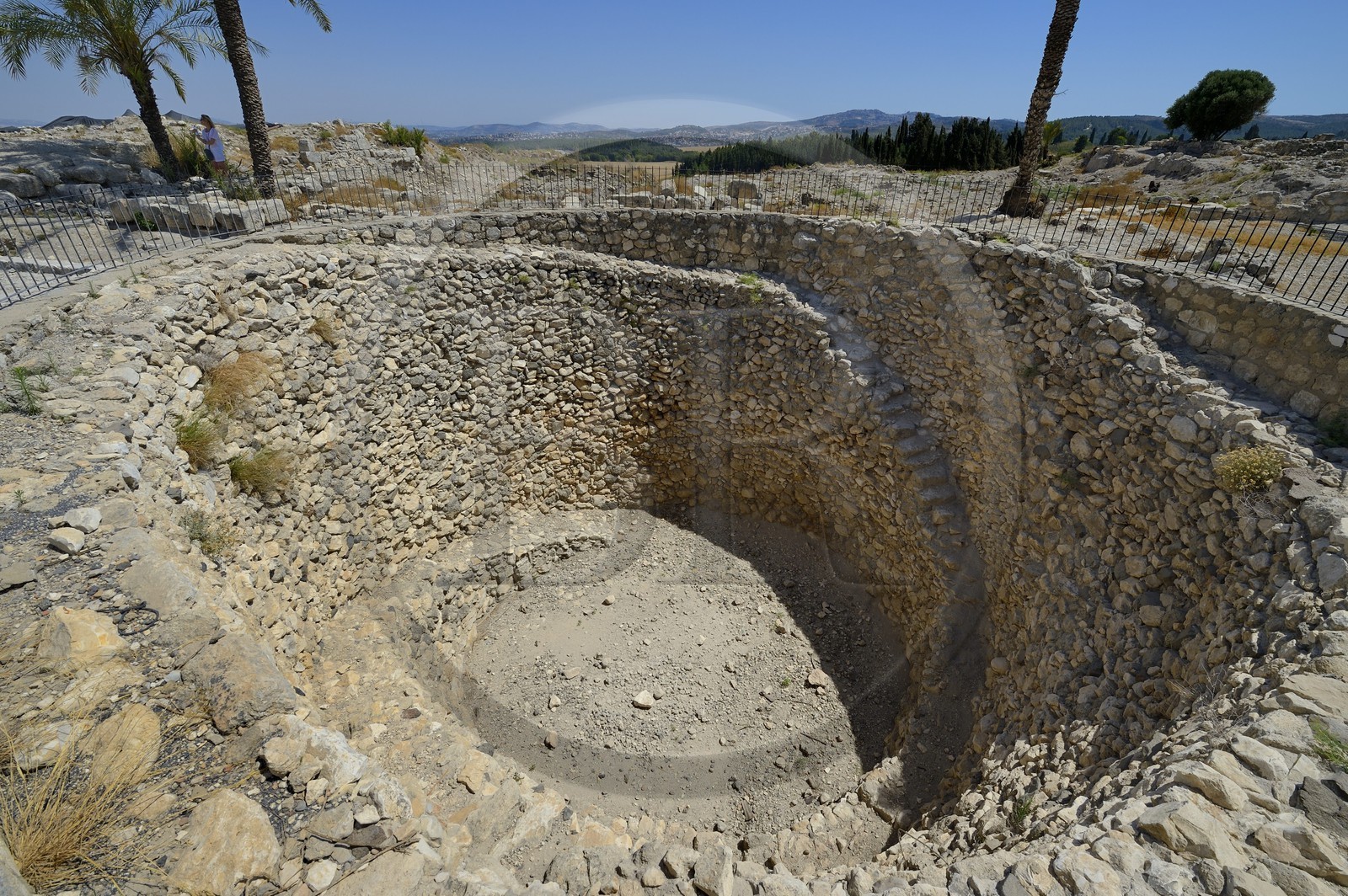 Israel, district du nord, Galilée, site archéologique de Megiddo qui fut habité de 7000 à 500 av. J.-C., l'Apocalypse de l'apôtre Jean cite Armageddon (Har-Megiddo, le mont Megiddo) comme le lieu où les rois de la terre se rassemblent pour faire la guerre finale, silo à grains du public de l'époque du Roi Jéroboam II (8e siècle avant notre ère)