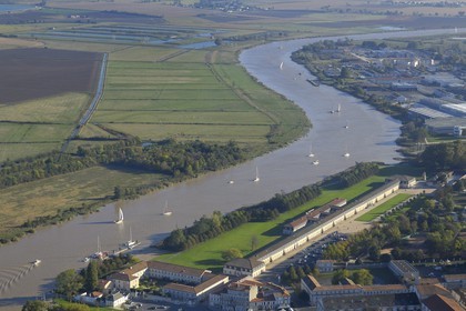 France, Charente-Maritime (17), Rochefort, la Corderie Royale dans le quartier de l'Arsenal le long de la Charente (vue aérienne)