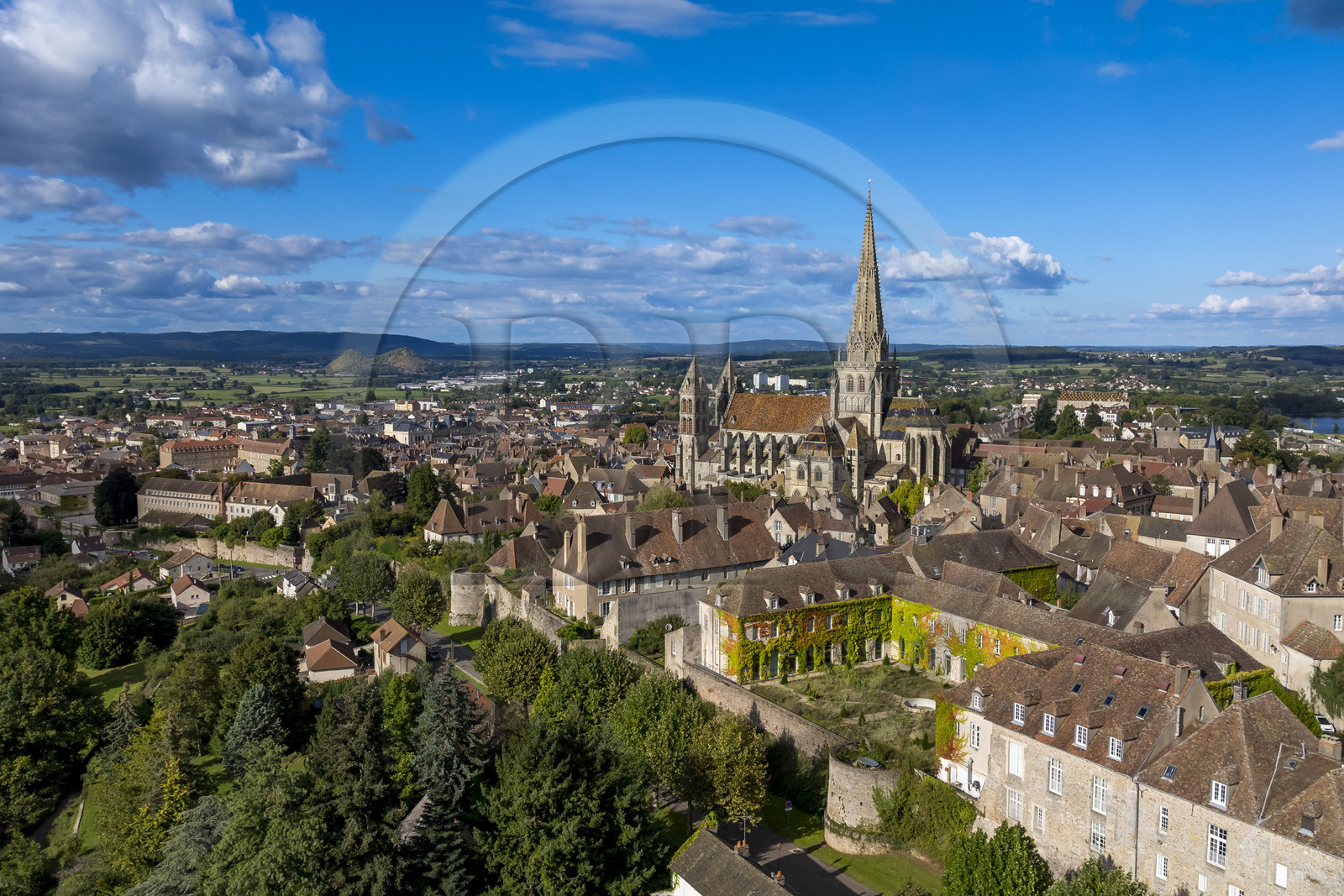 France, Saône-et-Loire (71), Autun, la cathédrale Saint-Lazare et vestiges des remparts gallo-romains (vue aérienne)