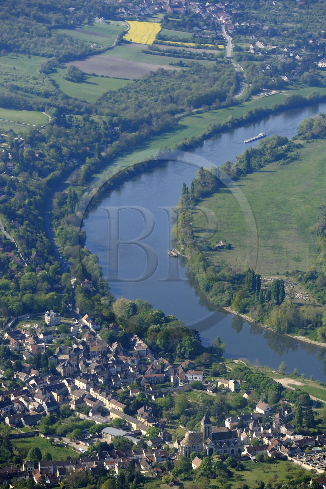 France, Val-d'Oise (95), le village de Vétheuil est niché dans une boucle de la Seine et l'église Notre Dame peinte par Claude Monet (vue aérienne)