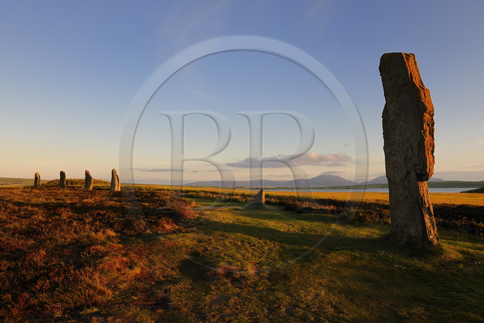 Royaume-Uni, Ecosse, Iles Orcades, Ile de Mainland, au bord du Loch of Stenness, cercle de pierres levées du Ring of Brodgar, classées Patrimoine Mondial de l' UNESCO