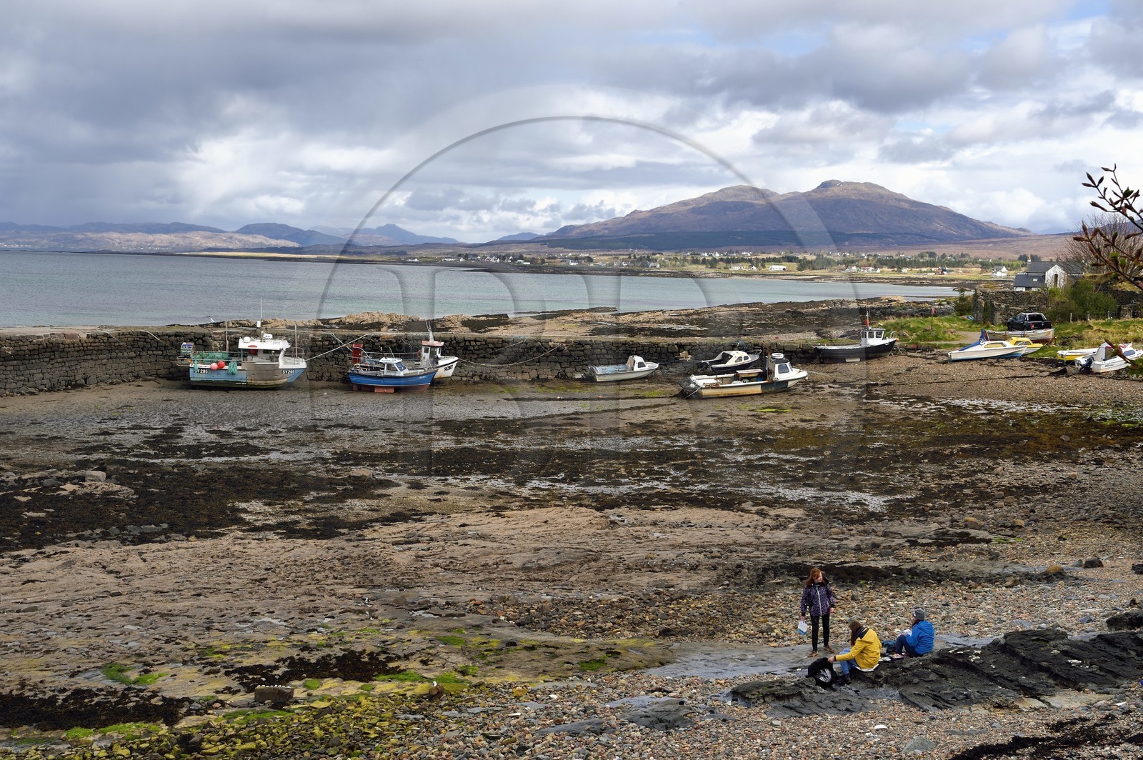 Royaume-Uni, Ecosse, région des Highlands, les Hébrides, Ile de Skye, Broadford, bateaux de pêche dans le port naturel à marée basse