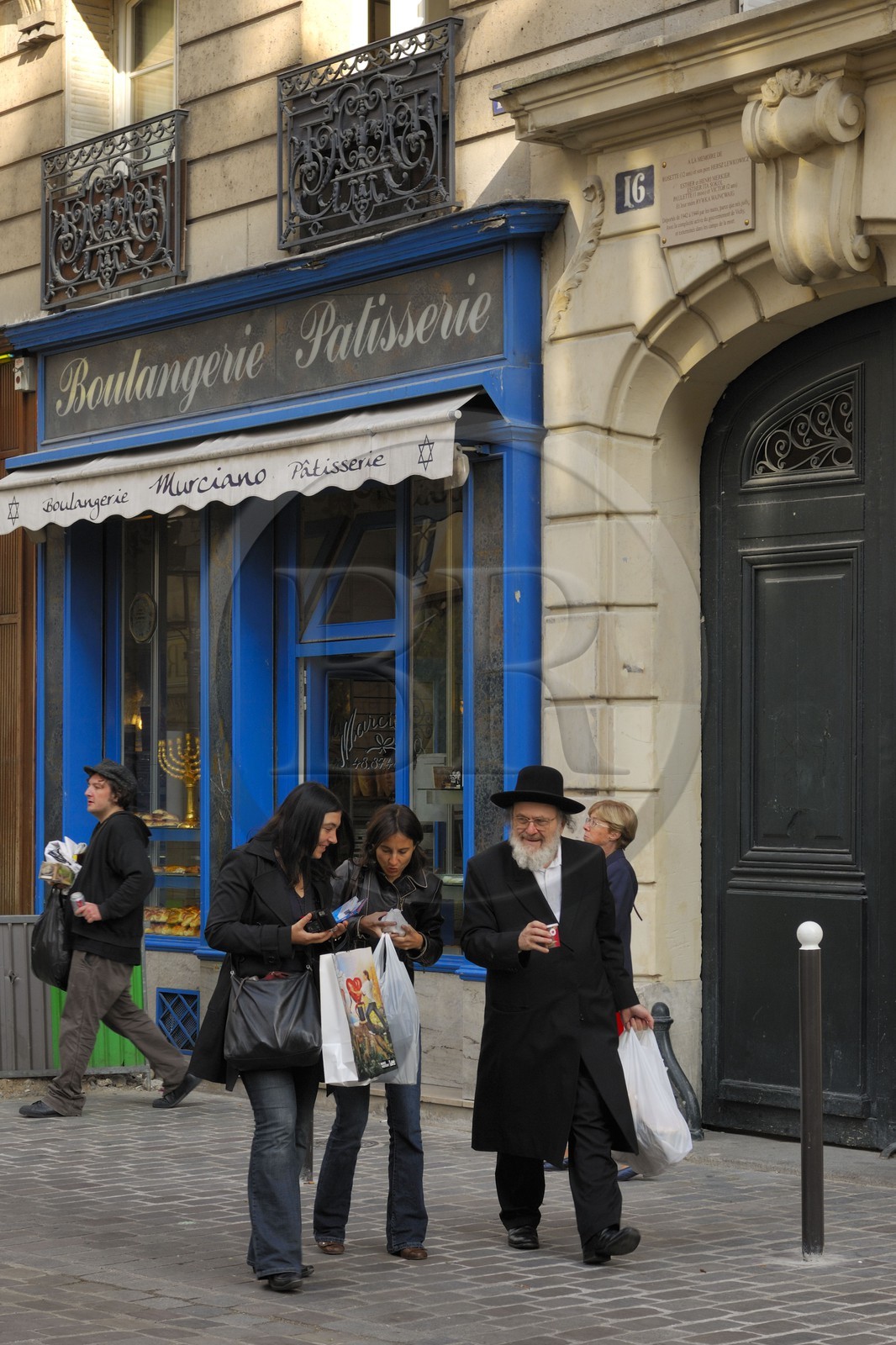 France, Paris (75), la rue des Rosiers dans le quartier juif, vitrine de la boulangerie Murciano