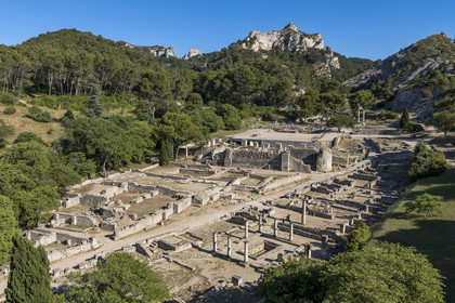 France, Bouches-du-Rhône (13), Parc Naturel Régional des Alpilles, Saint-Rémy-de-Provence, site archéologique de Glanum au pied du massif des Alpilles, maison des Antes avec péristyle et bassin au premier plan à droite (vue aérienne)
