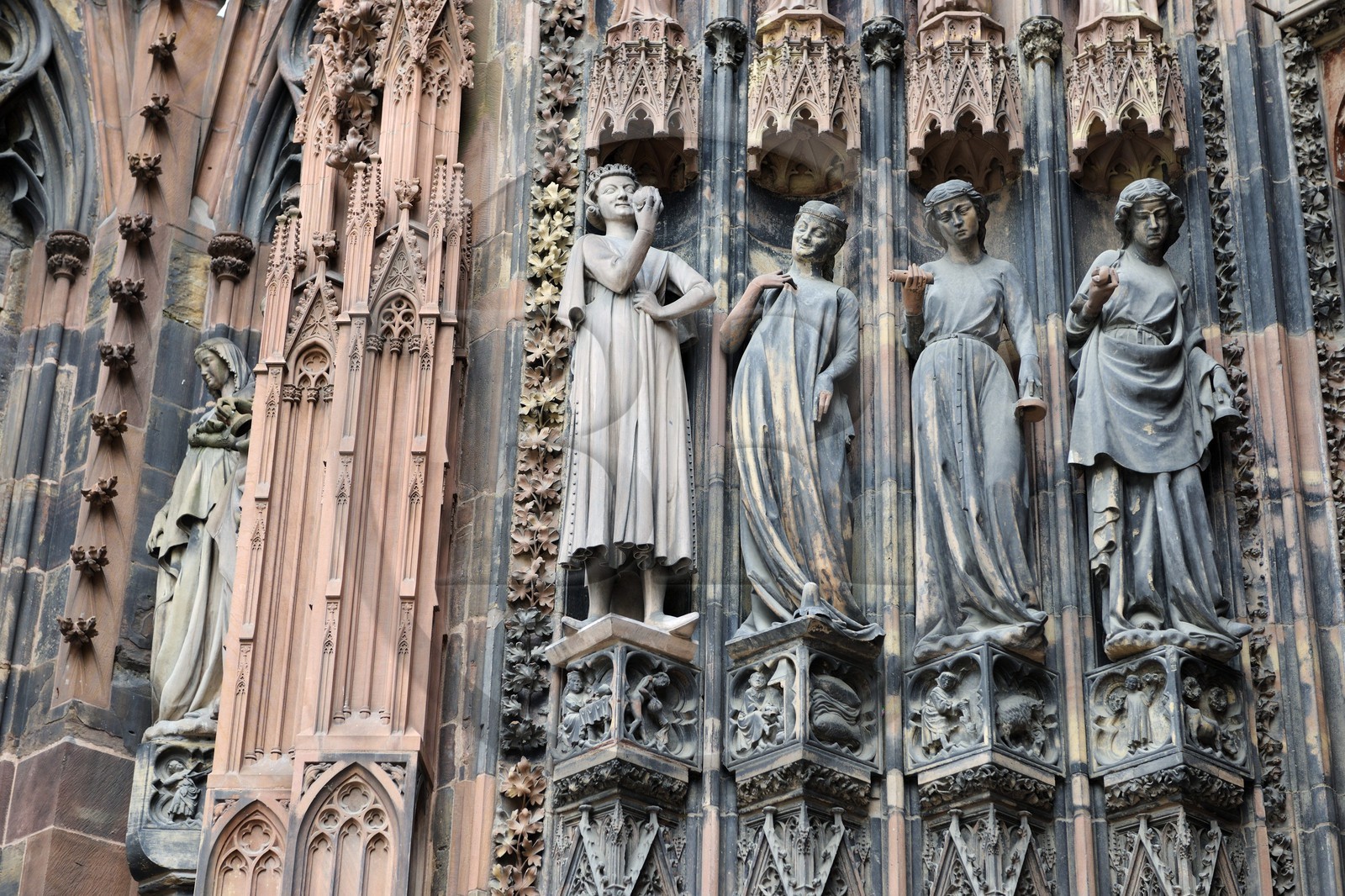 France, Bas-Rhin (67), Strasbourg, la cathédrale Notre-Dame, la façade occidentale, les Vierges Folles sur le portail de droite
