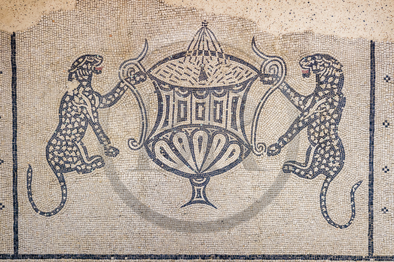 France, Gard (30), Nîmes, Musée de la Romanité de l'architecte, mosaique romaine avec panthères en pendant autour d'un cratère fontaine, début du IIème siècle ap. J.-C.