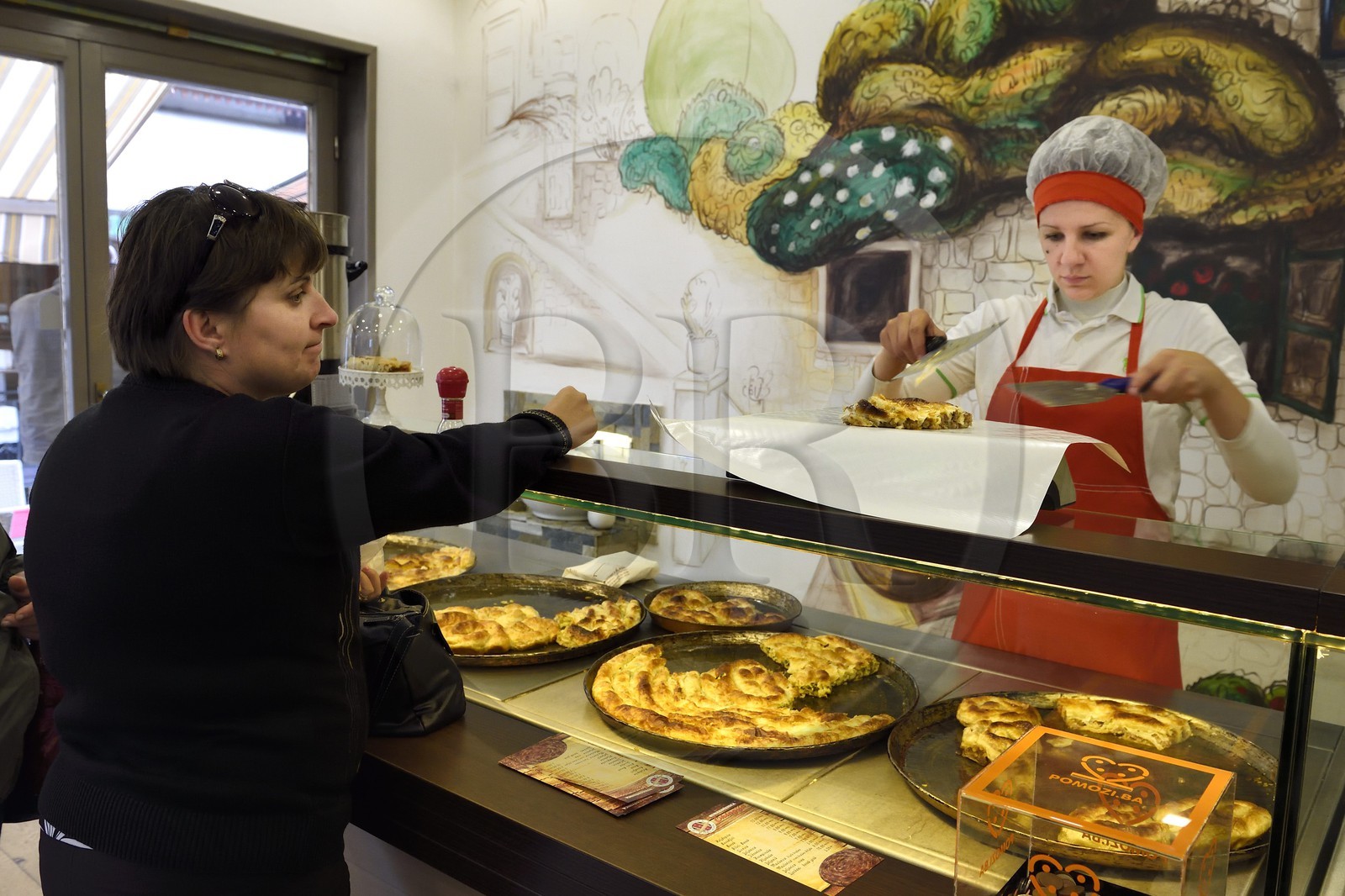 Bosnie-Herzégovine, Sarajevo, quartier de Bascarsija dans la vieille ville, Buregdzinica Oklagija dans la rue Bravadziluk, restaurant de burek et pita, patisseries salées originaire d'Asie centrale très populaires dans les anciens pays de l'Empire ottoman