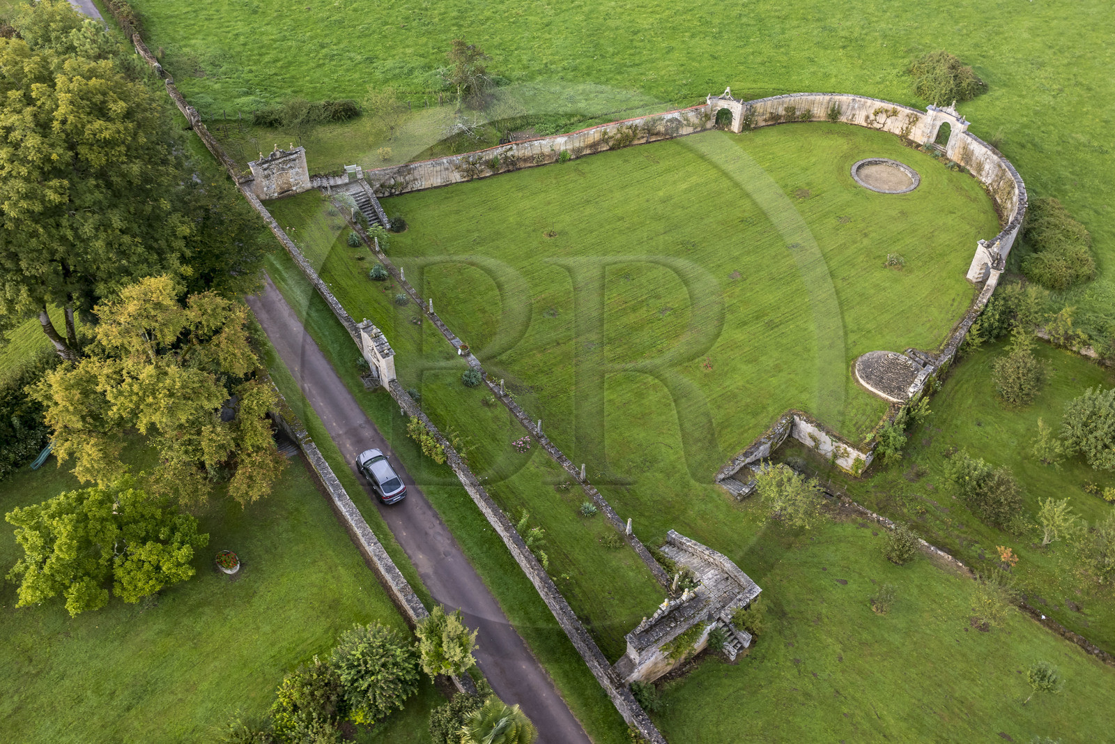 France, Côte-d'Or (21), Moutiers-Saint-Jean, jardin de rocailles de Jean Coeur de Roy, qui fut président au Parlement de Bourgogne (vue aérienne)