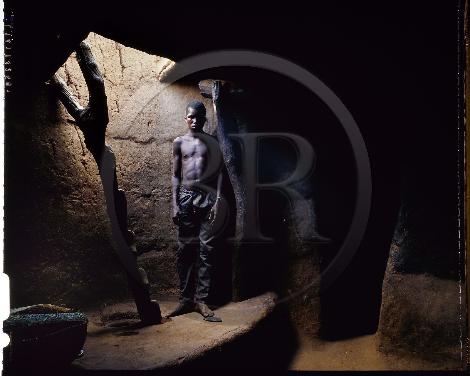 Burkina Faso, province de Poni, pays des Lobi, Loropéni, intérieur d'une maison Lobi, un des multiples accès intérieurs à la terrasse par une échelle taillée dans un tronc d'arbre