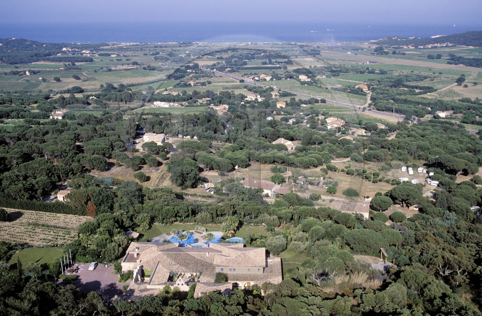 France, Var (83), Saint-Tropez, luxueuses villas de Ramatuelle, ancienne villa du chanteur Johnny Hallyday (vue aérienne)