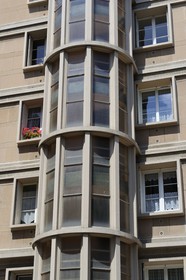 France, Seine-Maritime (76), Le Havre, Centre-ville reconstruit du Havre par Auguste Perret classé Patrimoine Mondial de l'UNESCO, escalier extérieur d'un immeuble Perret au 3 rue Friesz