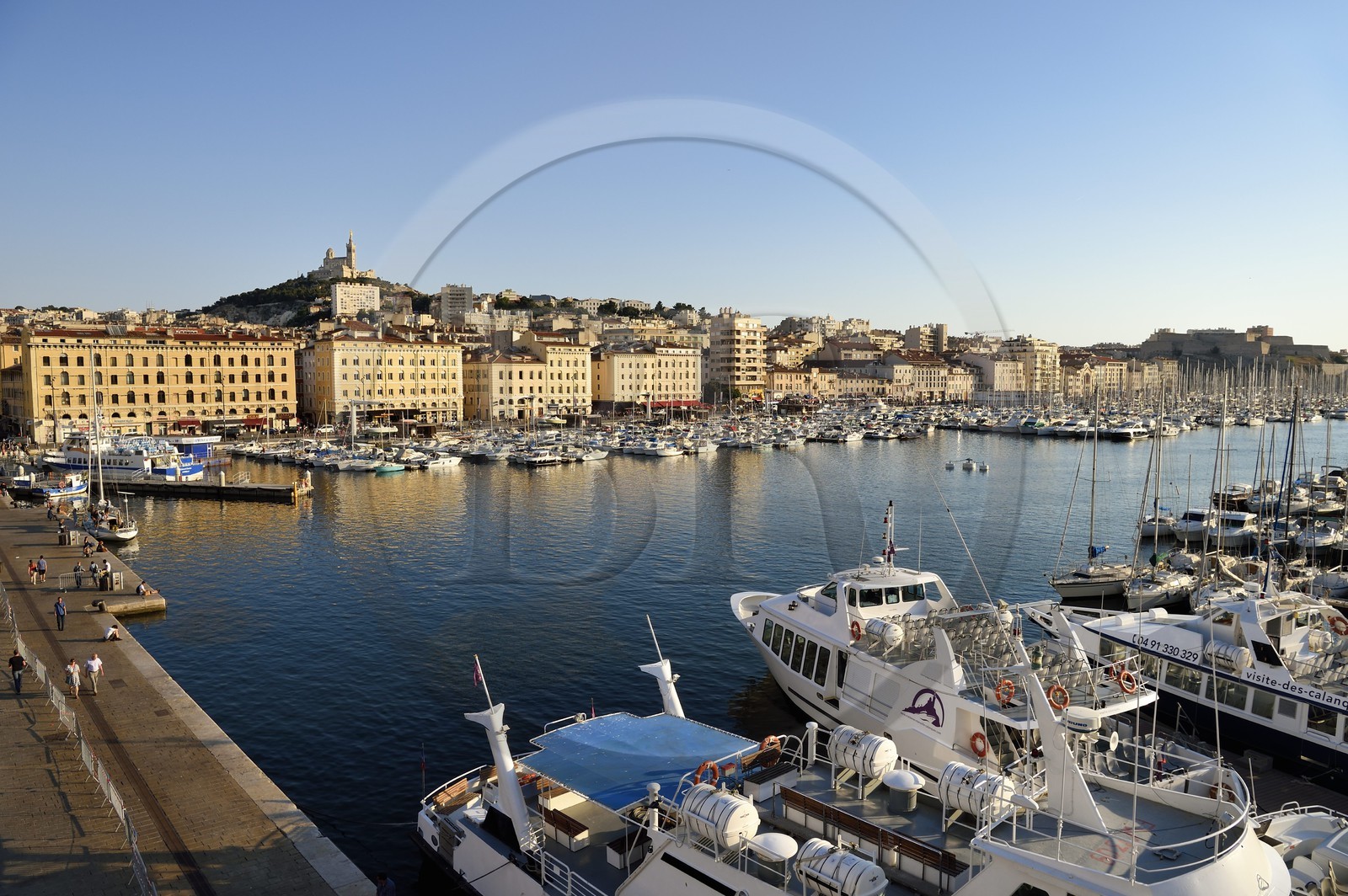 France, Bouches-du-Rhône (13), Marseille, Le Vieux Port, quai de Rive Neuve et quai de la Fraternité, la basilique Notre Dame de la Garde en arrière plan
