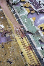 France, Bouches-du-Rhône (13), Arles, musée départemental Arles antique, atelier de conservation et de restauration, issu des fouilles des ruines de la maison de la harpiste (entre 70 et 50 av. J.-C.) dans le site de l'ancienne verrerie de Trinquetaille sur la rive droite du Rhone, restauration de fragments de la peinture murale à fresque