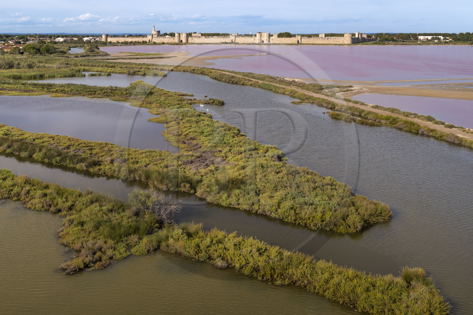France, Gard (30), Aigues-Mortes, la ville médiévale entourée par ses remparts en bordure des marais salants (Salins du Midi) (vue aérienne)