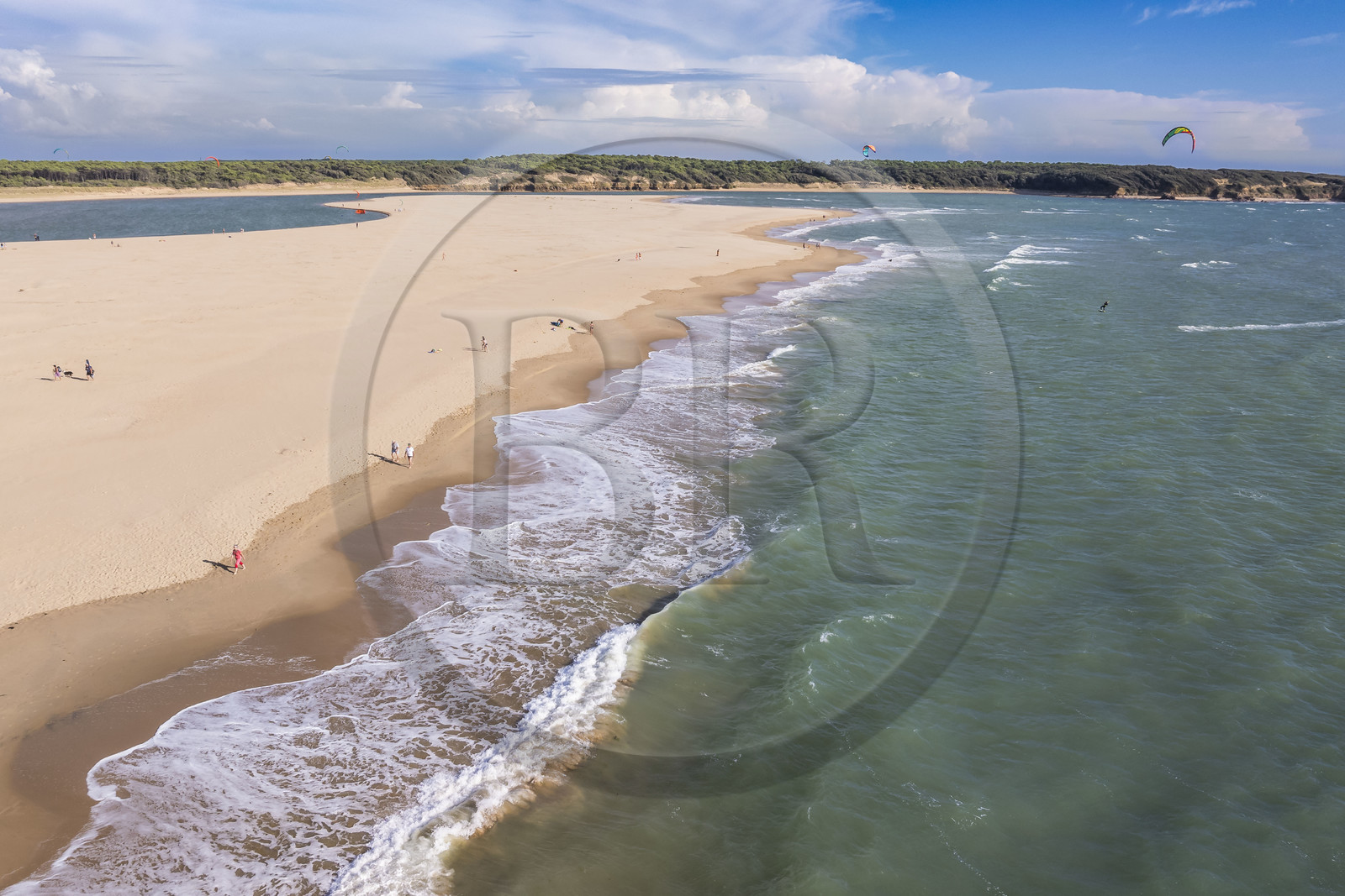 France, Vendée (85), Talmont-Saint-Hilaire, la Pointe du Payré, kitesurf à la plage du Veillon (vue aérienne)
