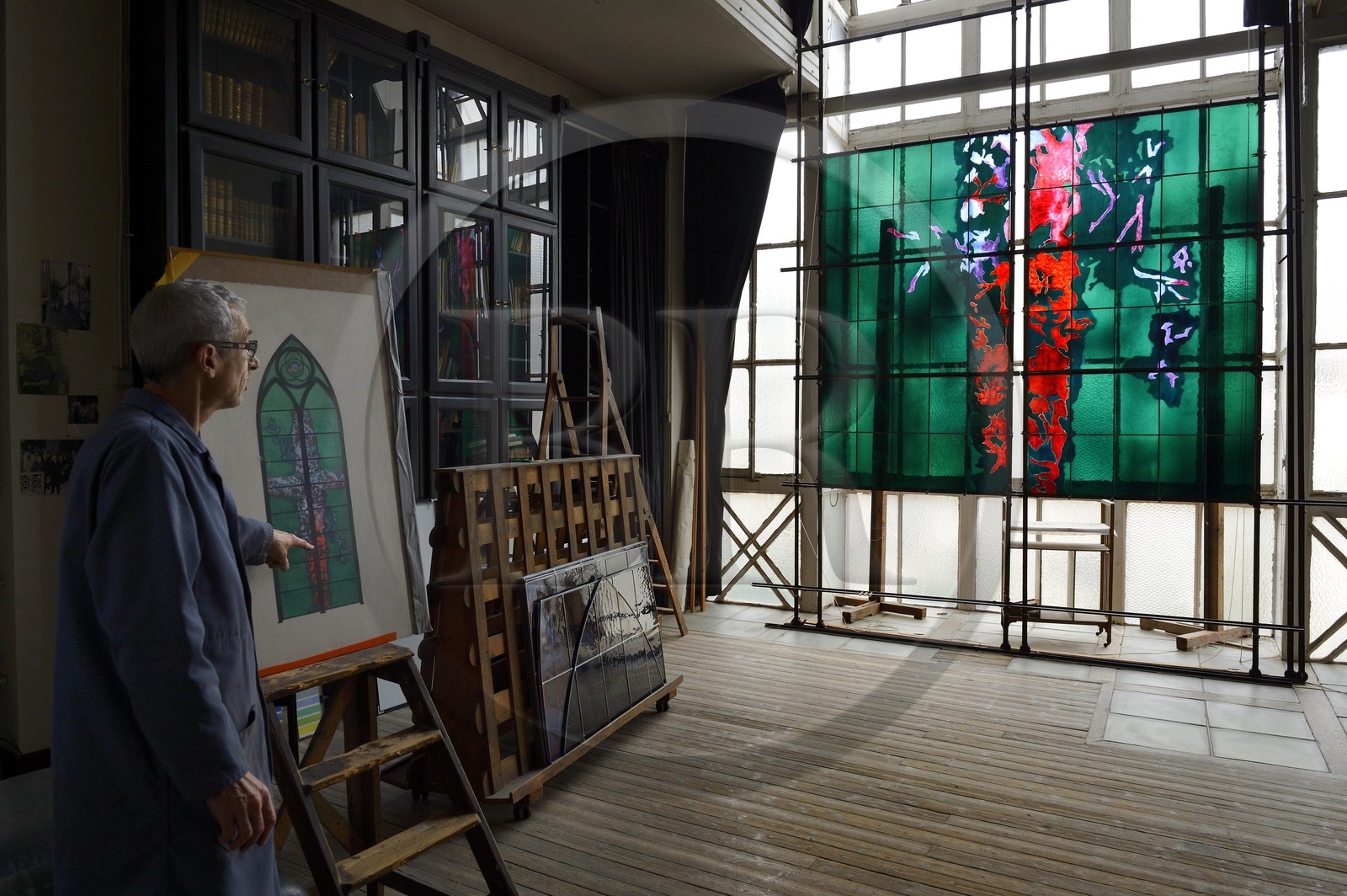 France, Marne (51), Reims, atelier Simon-Marq, maitres-verriers à Reims depuis 1640, réalisation des vitraux pour la chapelle Saint-Joseph de Reims sur des dessins de l'artiste Jean-Paul Agosti, le compagnon Alain Buisson montre les dessins originaux de Jean-Paul Agosti