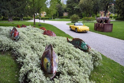 Italie, Toscane, Florence, centre historique classé Patrimoine Mondial de l'UNESCO, cabriolet Alfa Romeo Duetto Spider jaune dans les jardins du Palazzo Della Gherardesca, palace 5 étoiles Four Seasons Hotel Firenze