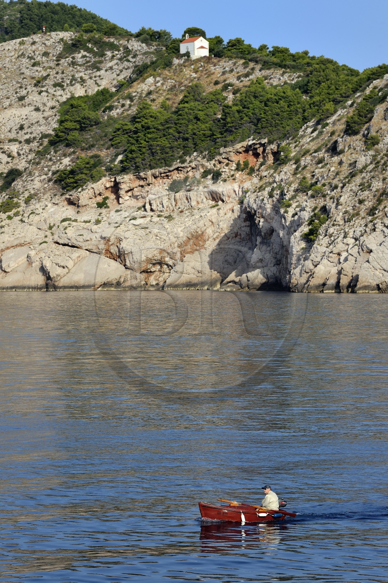 Croatie, Dalmatie, cote dalmate, Dubrovnik, la petite église St Blasius dans le quartier de Lapad et un pêcheur dans sa barque