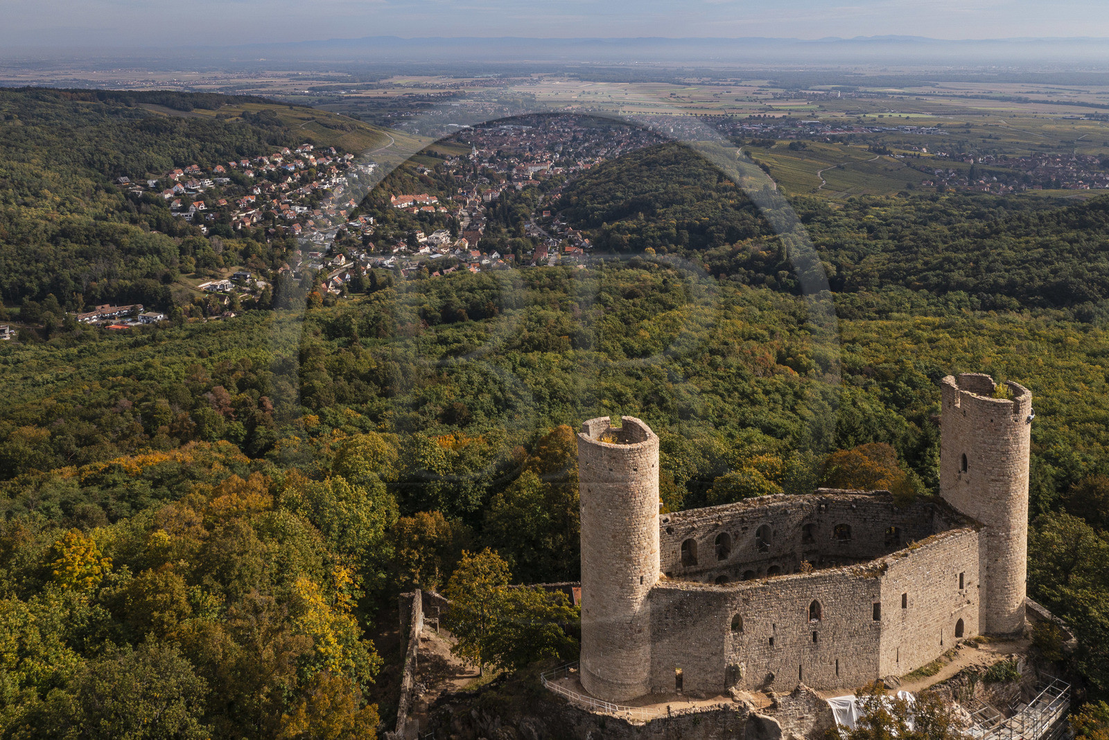 France, Bas-Rhin (67), Route des vins d'Alsace, Andlau, le chateau d'Andlau (Haut-Andlau) et le village de Barr en arrière plan (vue aérienne)