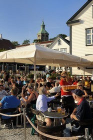 Norvège, Rogaland, Stavanger, terrasse de café sur le vieux port (Vagen)