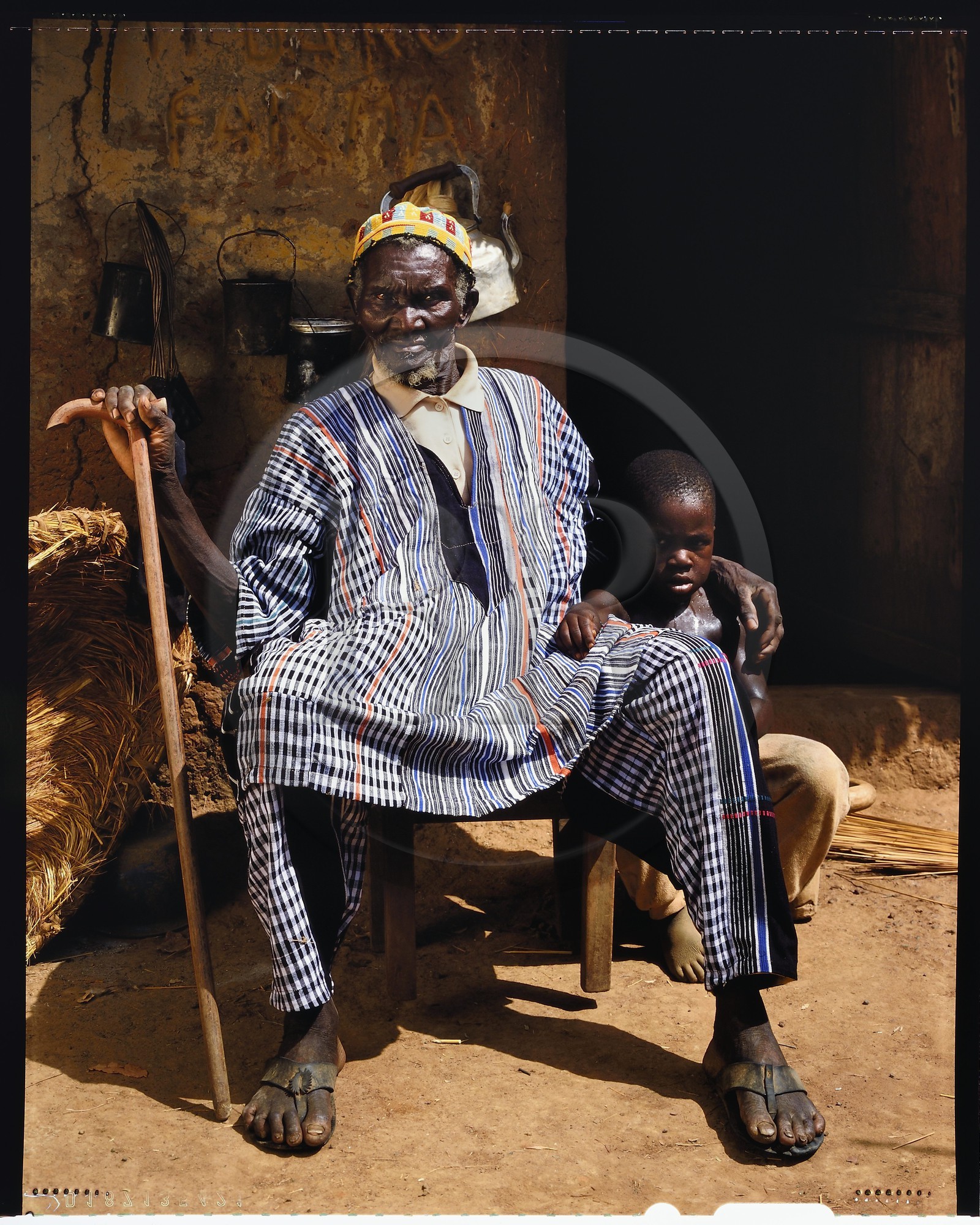 Burkina Faso, Poni province, Lobi land, Loropéni region, old man of the Gan ethnic group with one of his grandchildren in the village of Obire