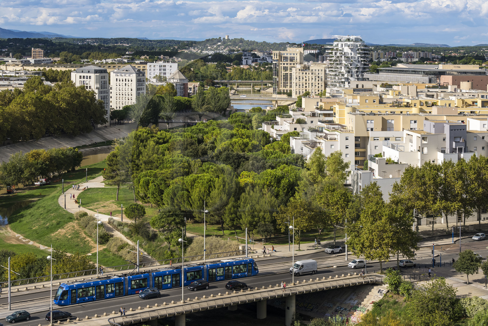France, Hérault (34), Montpellier, quartier Richter, les rives du Lez, l'Hotel de Région de l'architecte catalan Ricardo Bofill et l'immeuble L'Arbre Blanc de l'architecte japonais Sou Fujimoto en arrière plan à droite