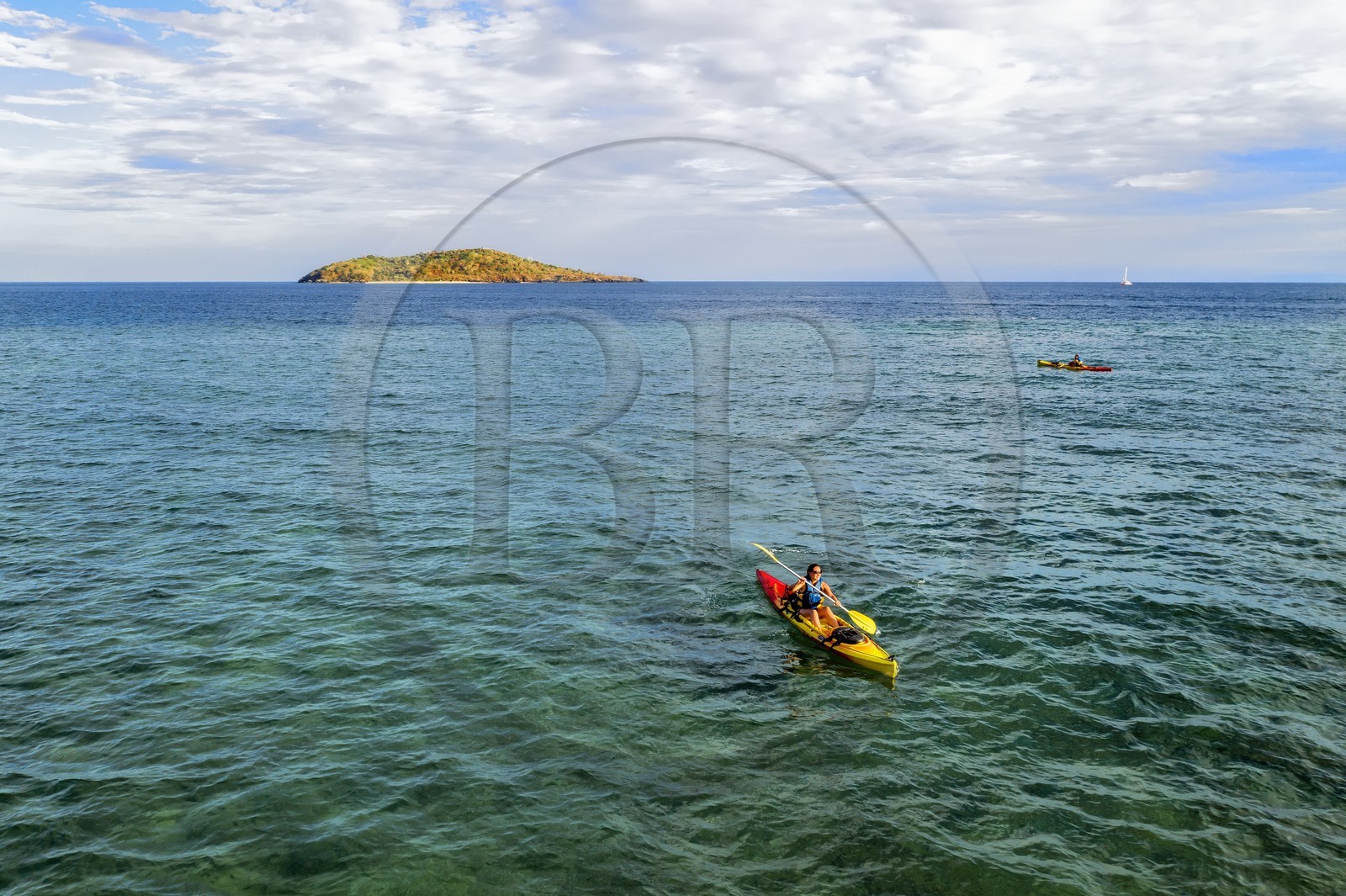 France, Ile de Mayotte, Grande-Terre, Nyambadao, kayak en bordure de la plage de Sakouli et ilot de Bandrélé en arrière plan (vue aérienne)