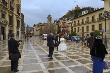 Espagne, Andalousie, Grenade, mariage sur la plaza Nueva surplombée par l'Alcazaba de l'Alhambra