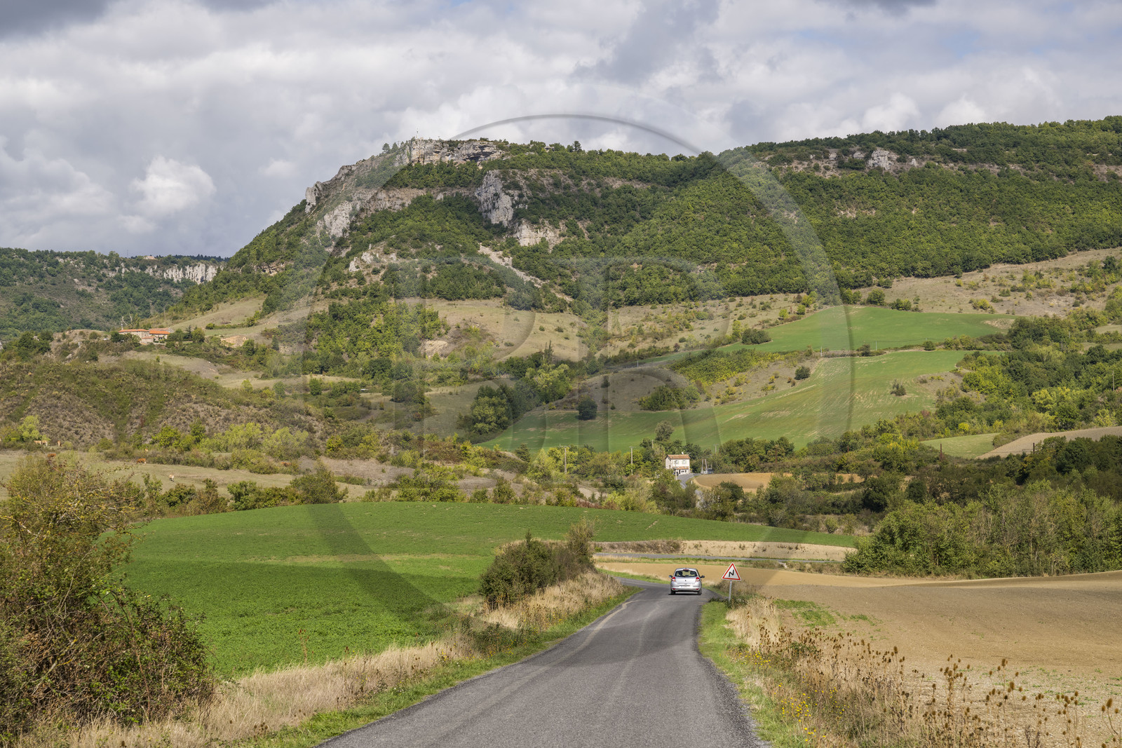 France, Aveyron (12), parc naturel régional des Grands Causses, Saint-Jean-et-Saint-Paul, route de Saint-Jean-d’Alcas au pied des contreforts du Larzac vers Tournemire