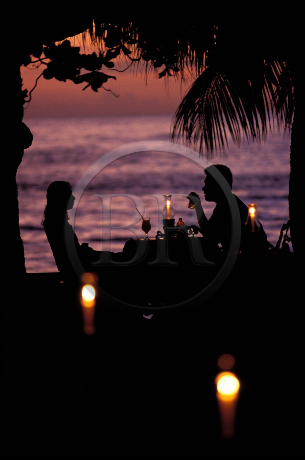 Jamaïque, paroisse de Saint-James, Montego Bay, hôtel Half Moon, amoureux dinant au bord de la mer