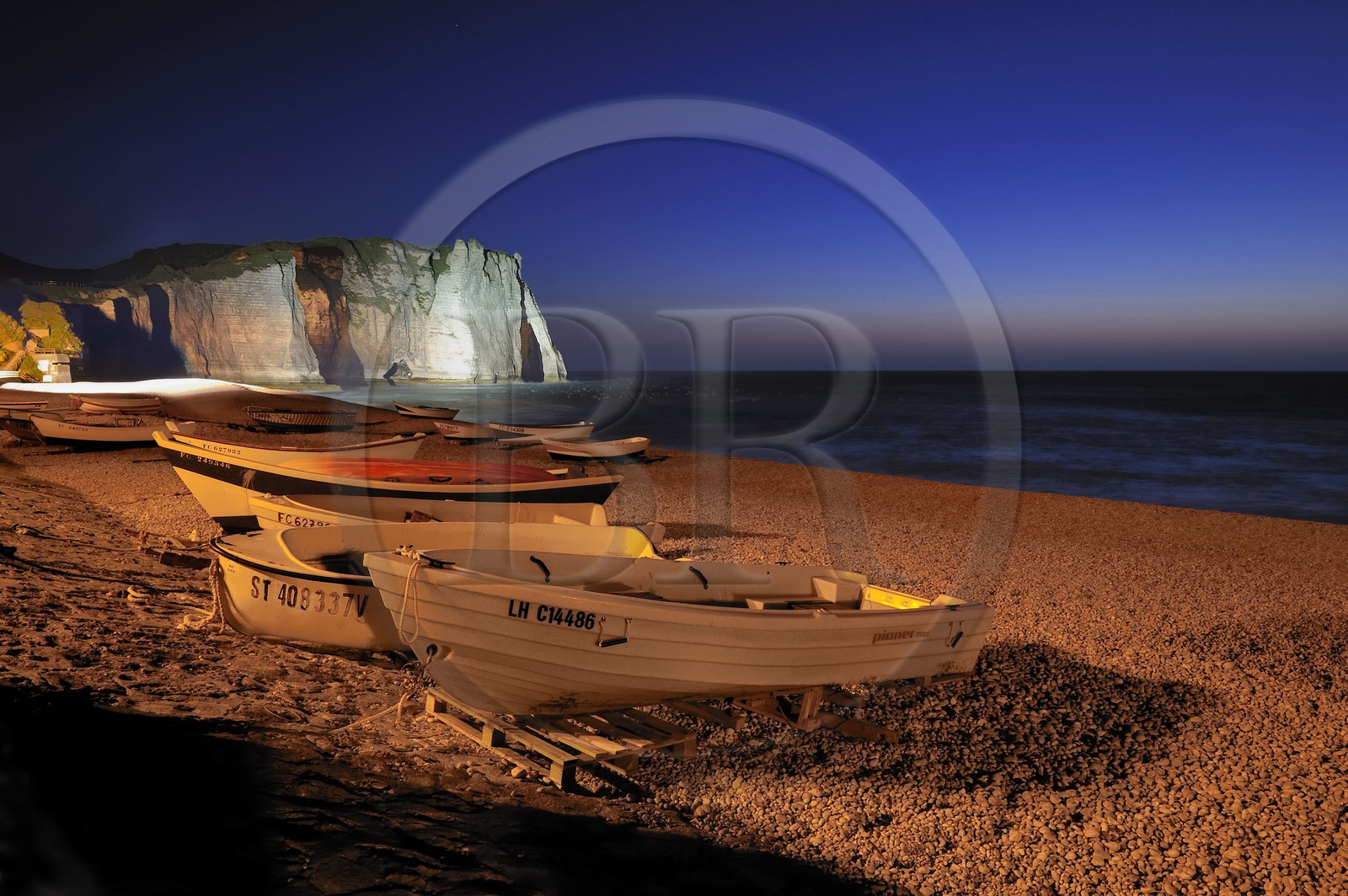 France, Seine-Maritime (76), Pays de Caux, Côte d'Albâtre, Etretat, la falaise d'Aval et la plage de la ville avec les barques de pecheurs
