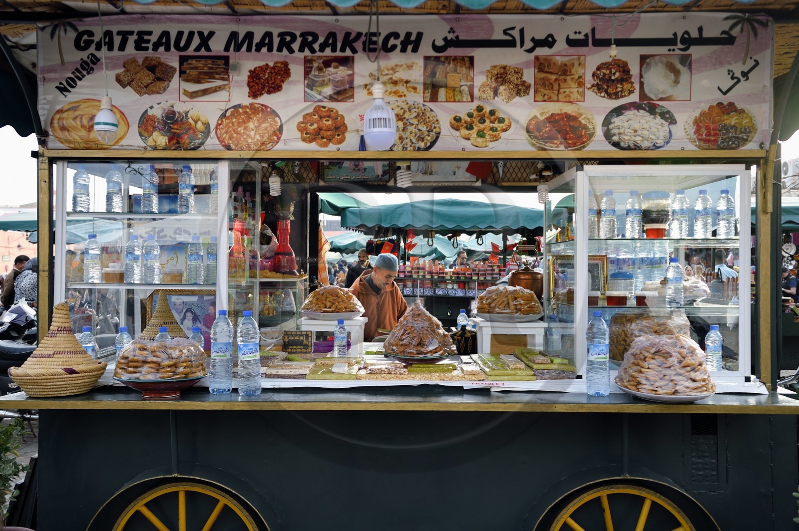 Maroc, Haut-Atlas, Marrakech, ville impériale, Médina classée Patrimoine Mondial de l'UNESCO, place Djemaa El Fna, vendeur de sucreries et gateaux