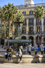 Espagne, Catalogne, Barcelone, quartier Barrio Gotico (quartier Gothique), près de las Ramblas, la Placa Reial (Place Royale)