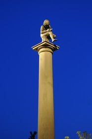 France, Vosges (88), Epinal, sur la colonne de la place Pinau la statue représente un enfant qui se tire une épine du pied