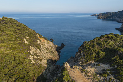 France, Var (83), Iles d'Hyères, parc national de Port Cros, Ile de Porquerolles, la côte Sud-Ouest vers la Gorge du Loup (vue aérienne)