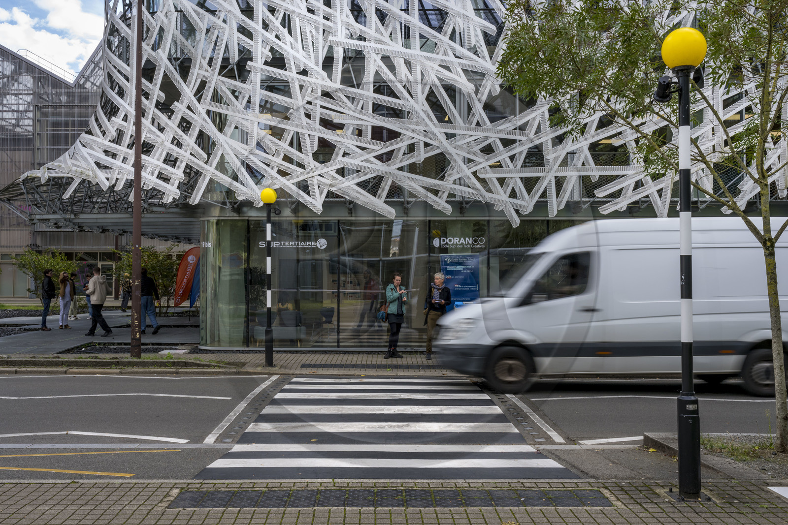 France, Loire-Atlantique (44), Nantes, Ile de Nantes, immeuble de l'espace IDM (Agence d'architecture) habillé par l'oeuvre AIR de l'artiste Rolf Julius