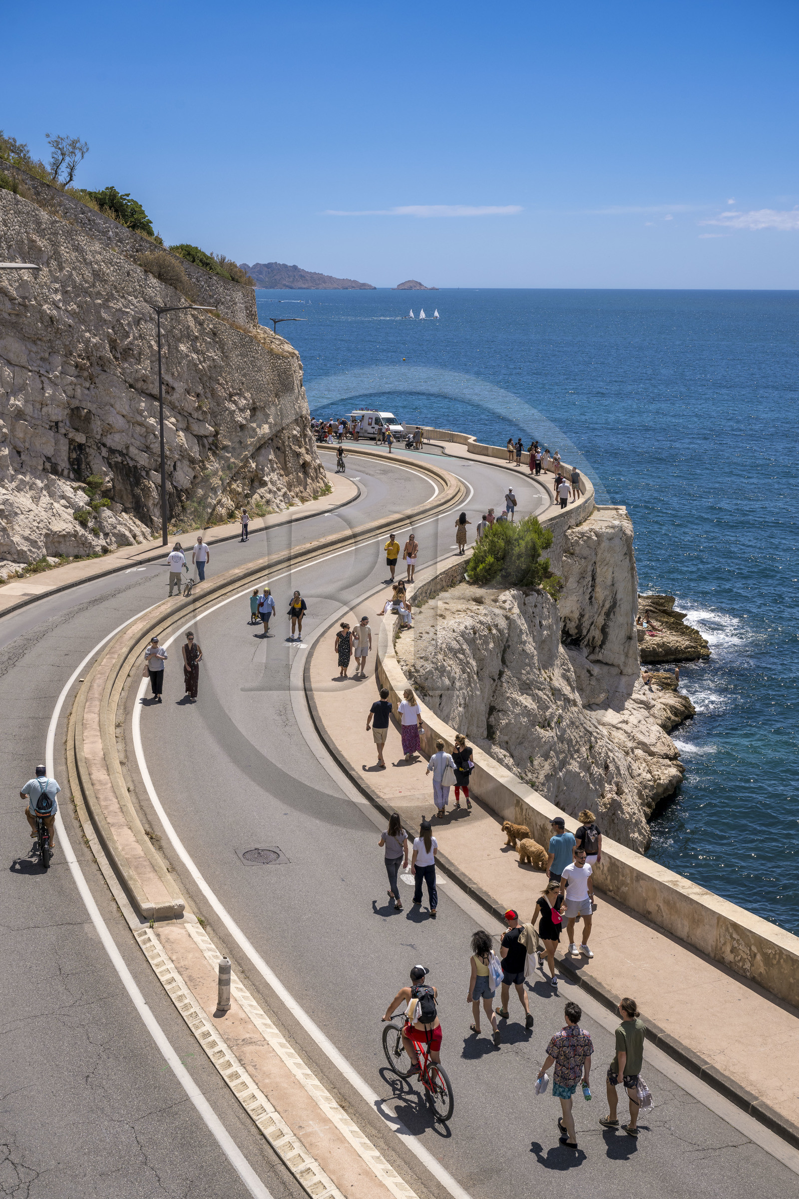 France, Bouches-du-Rhône (13), Marseille, quartier d'Endoume, la Corniche du Président John Fitzgerald Kennedy piétonne un dimanche par mois au premier plan