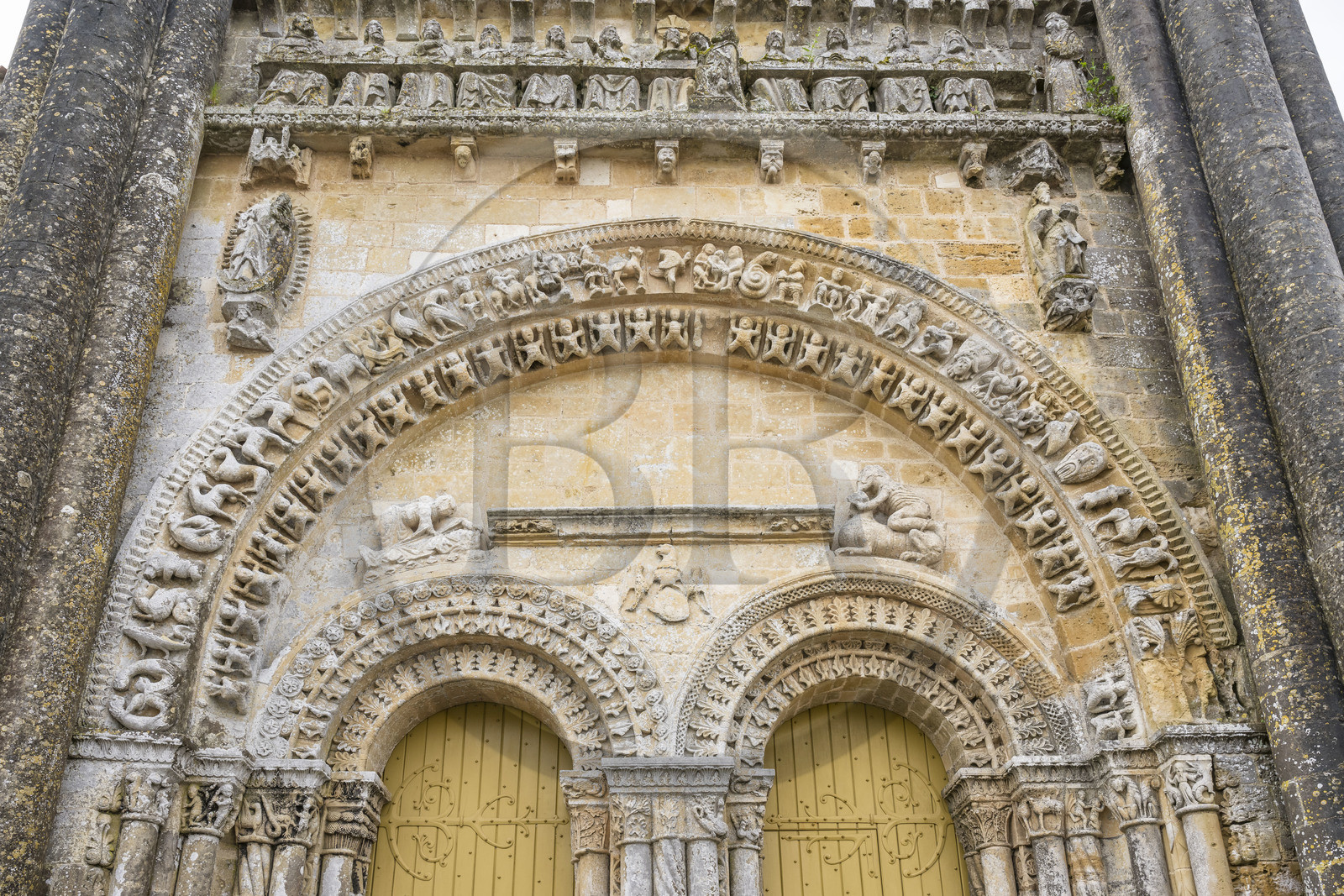 France, Vendée (85), Vouvant, labellisé Les Plus Beaux Villages de France, l'église Notre-Dame-de-l'Assomption, portail monumental divisé en deux parties, partie basse romane (XIIe siècle) et partie haute gothique (XVe siècle)