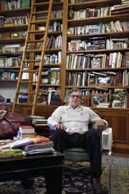 France, Alpes-de-Haute-Provence (04), vallée de l'Ubaye, Barcelonnette, le consul honoraire du mexique et ancien maire de la ville Jean Chabre dans la bibliothèque de sa Villa mexicaine