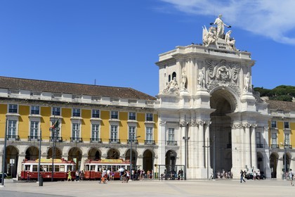 Portugal, Lisbonne, quartier de Baixa pombalin, Praca do Comercio (Place du Commerce), Arc de Triomphe de la Rua Augusta (Arco da Rua Augusta) et tramway (electricos) touristique