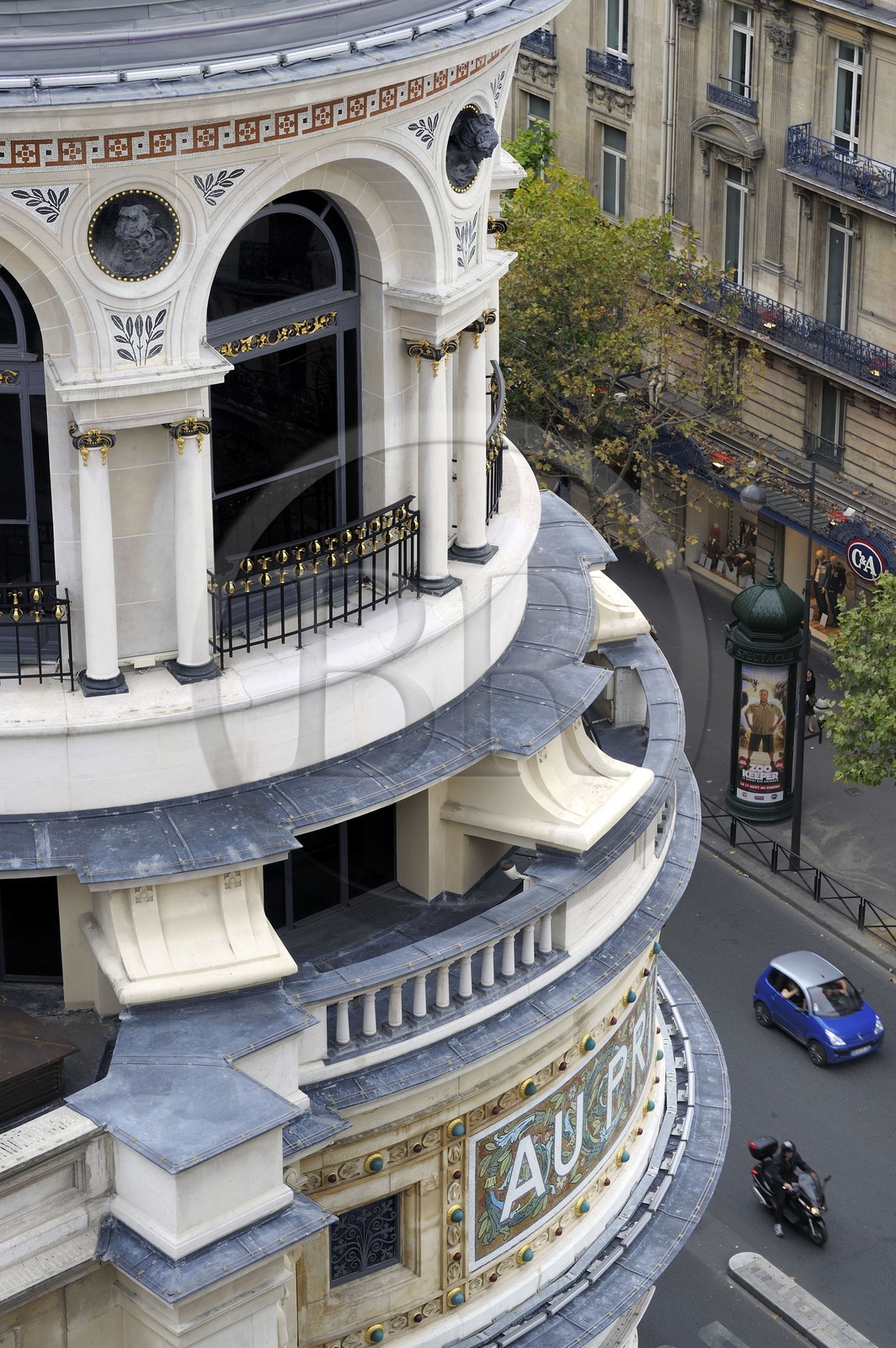 France, Paris (75), la coupole dorée du grand magasin Le Printemps et le boulevard Haussmann
