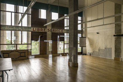 France, Bouches-du-Rhône (13), Marseille, oeuvre architecturale de Le Corbusier, classée Patrimoine Mondial de l'UNESCO, la Cité Radieuse par l'architecte Le Corbusier, le déambulatoire entre le 3e et le 4e étage et ses commerces, l'ancien magasin d’alimentation (pensé en libre-service, avec mode d’emploi peint à même le mur)