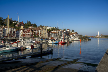 France, Pyrénées-Atlantiques (64), la côte du Pays-Basque, Ciboure, la maison natale de Maurice Ravel (en pierre) et le clocher de l'église Saint-Vincent en bordure du port