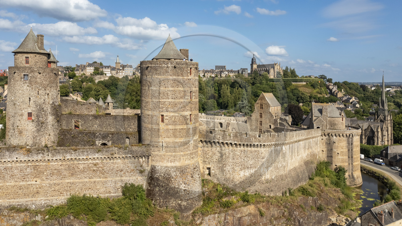 France, Ille-et-Vilaine (35), Fougères, le château-fort du XIIe siècle et l'église Saint-Sulpice, l'église Saint-Léonard en arrière plan (vue aérienne)