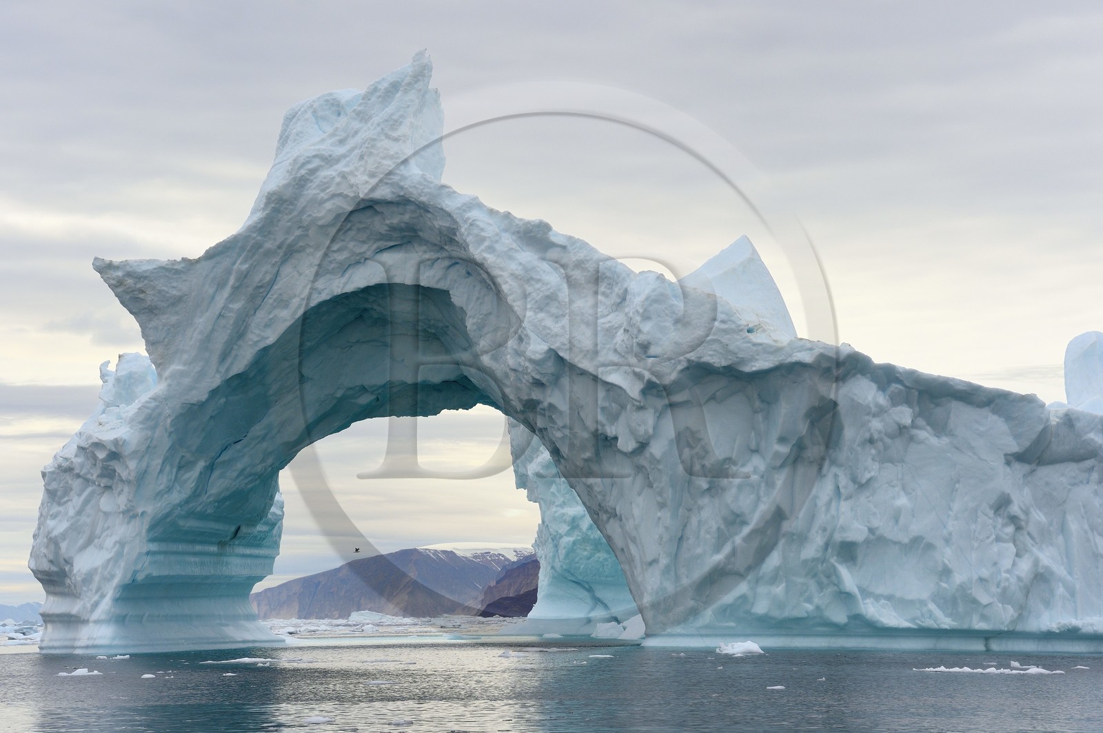 Groenland, cote Nord-Ouest, mer de Baffin, Inglefield Fjord vers Qaanaaq, iceberg formant un arche