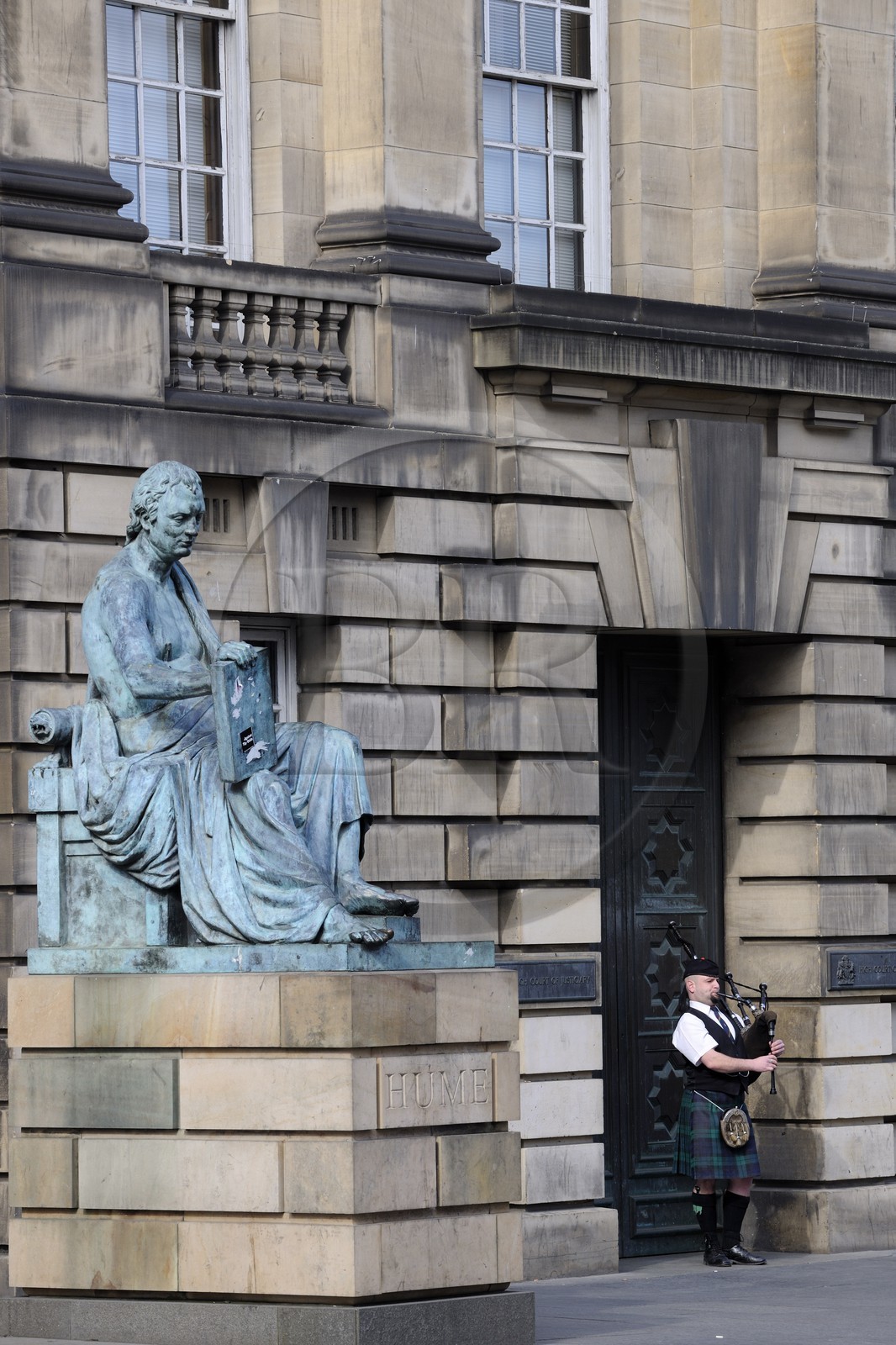 Royaume-Uni, Ecosse, Edimbourg, The Royal Mile, joueur de cornemuse dans High street