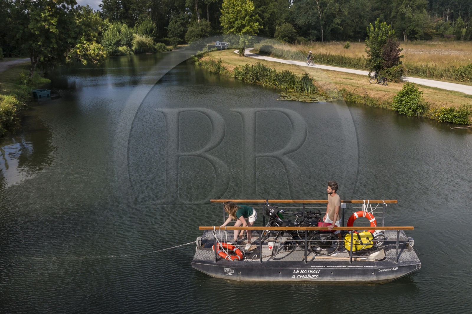 France, Deux-Sèvres (79), le Marais Poitevin, la Venise Verte, Magné, randonnée à bicyclette, passage de la Sèvre Niortaise à sur un des bateaux à chaines en libre accès (vue aérienne)