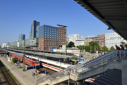 Allemagne, Bade-Wurtemberg, Fribourg en Brisgau, la gare centrale et tour solaire