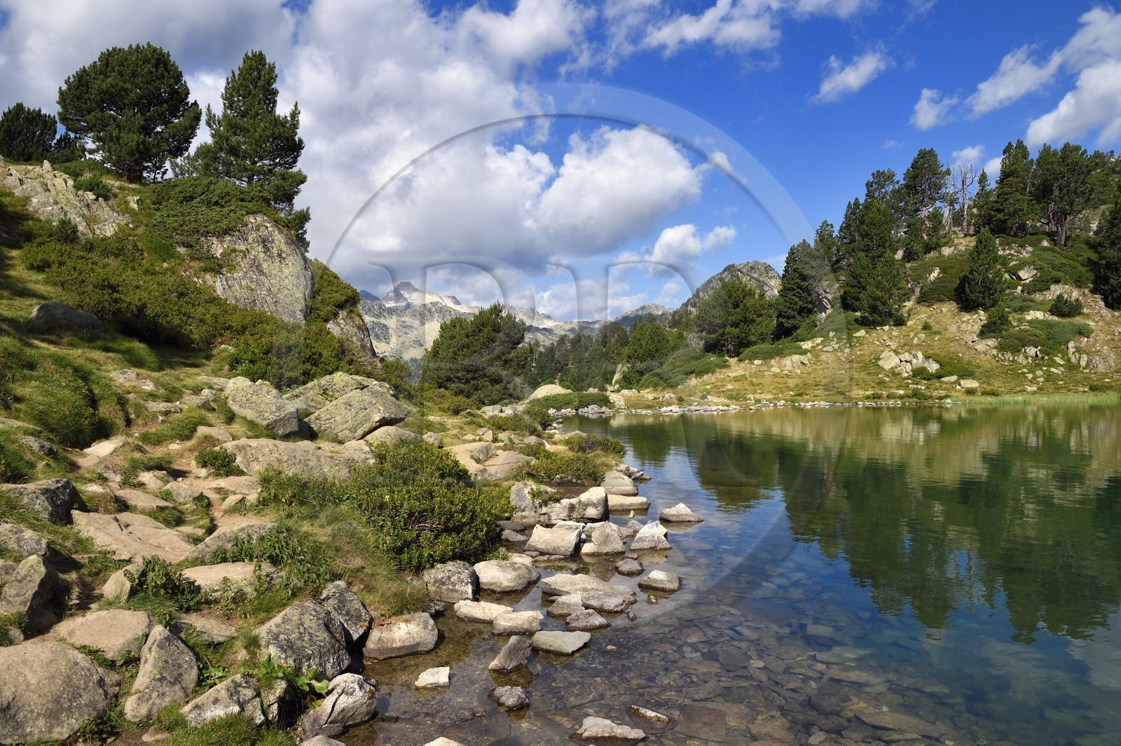 France, Hautes-Pyrénées (65), Saint-Lary-Soulan et Vielle-Aure, randonnée sur une variante du GR10 entre le col de Portet et les lacs de Bastan en bordure de la réserve naturelle de Néouvielle, lac de Bastan inférieur