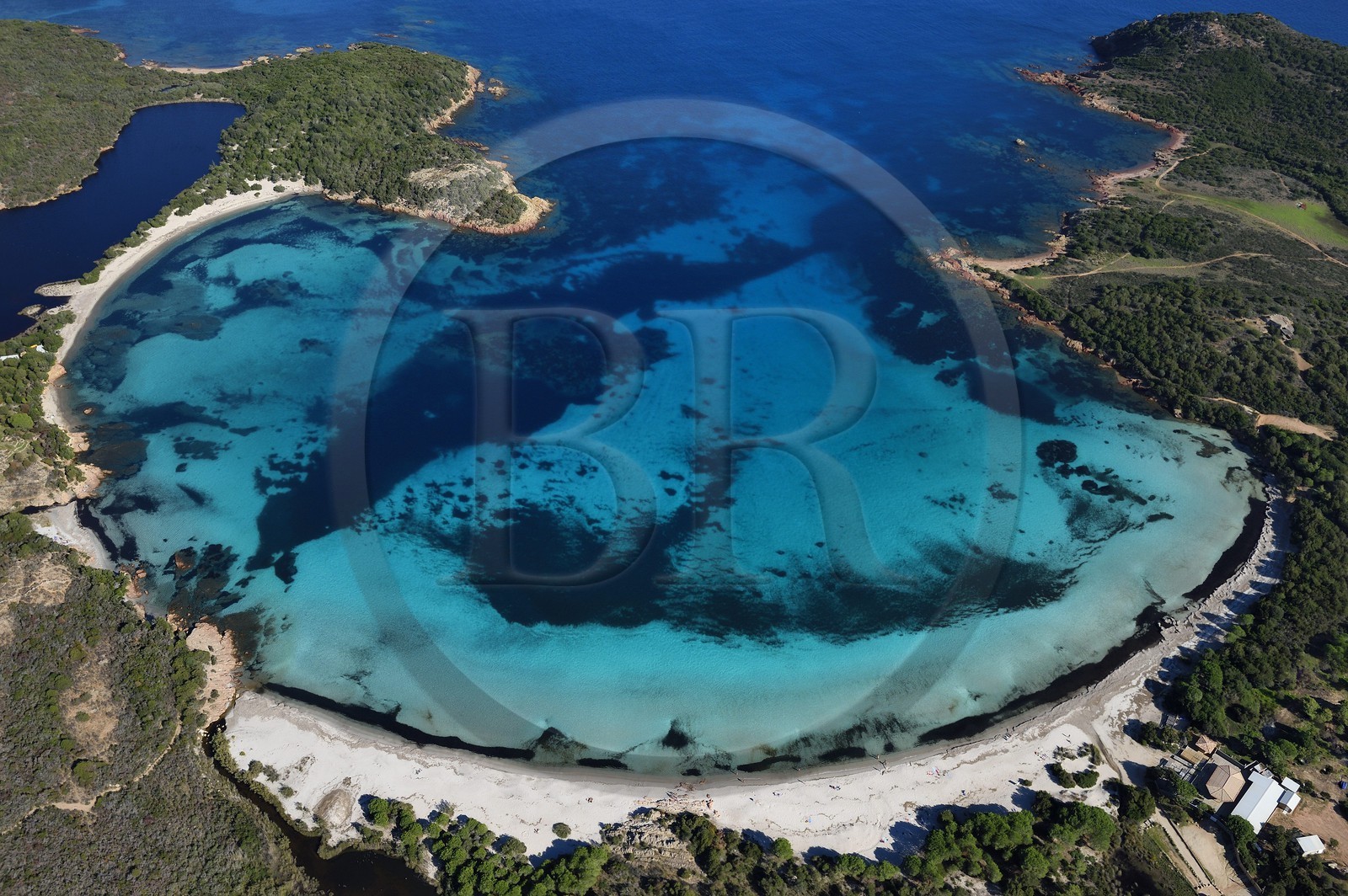 France, Corse-du-Sud (2A), Réserve Naturelle des Bouches de Bonifacio, baie et plage de Rondinara (vue aérienne)